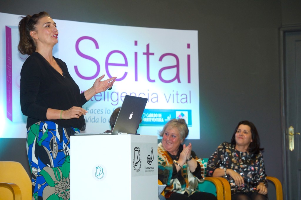 Laura López Coto durante la presentación del libro Seitai Inteligencia VItal ante un aforo lleno.